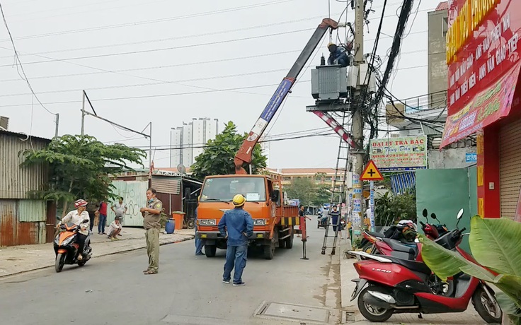 TP.HCM: Container gây nổ đường dây trung thế, hàng trăm hộ dân bị mất điện