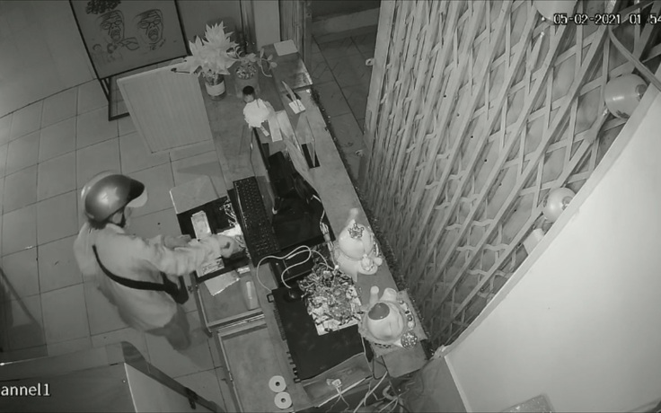 Cận cảnh tên trộm chỉnh camera an ninh rồi đột nhập vào quán trà sữa lấy tài sản