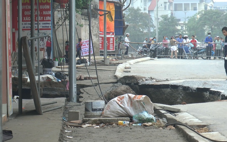 Hoảng sợ vì hố tử thần cực “khủng” xuất hiện trên đường phố Hà Nội