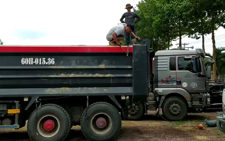 "Mạnh tay" với xe tải ben cơi nới thùng: thợ hàn tới cắt tại chỗ