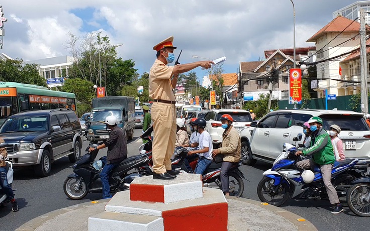 CSGT mướt mồ hôi vì du khách ùn ùn kéo lên, chật kín đường phố Đà Lạt