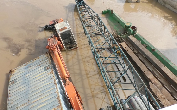 Ách tắc giao thông đường thủy vì sà lan 371 tấn chìm tại cống Nhà Mát