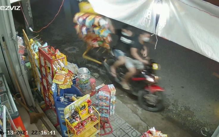 Cận cảnh hai thanh niên đi xe máy giật trộm giàn bánh bim bim trong tích tắc
