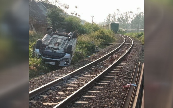 Khởi tố 2 nhân viên đường sắt vụ tàu hỏa đâm ô tô làm chết người
