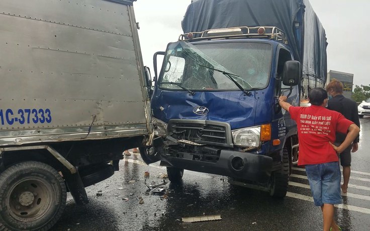 Xe tải tông xe tải trên dốc cầu vượt trong chiều mưa làm 3 người bị thương