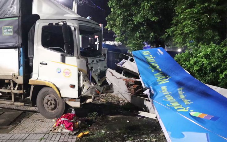 Tai nạn ở Bình Phước, tài xế văng khỏi xe tải, 1 người chết, 2 người bị thương