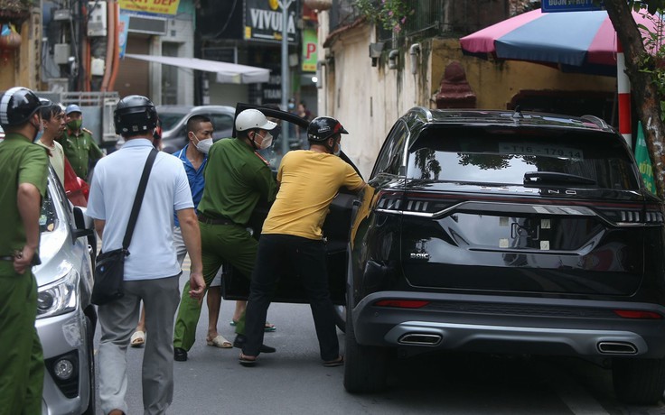 Tài xế ô tô gây náo loạn phố Hà Nội sau tai nạn