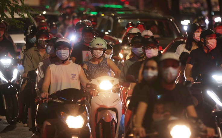 Đêm Trung thu ở Hà Nội: người dân đổ vào trung tâm chơi, đường phố kẹt cứng