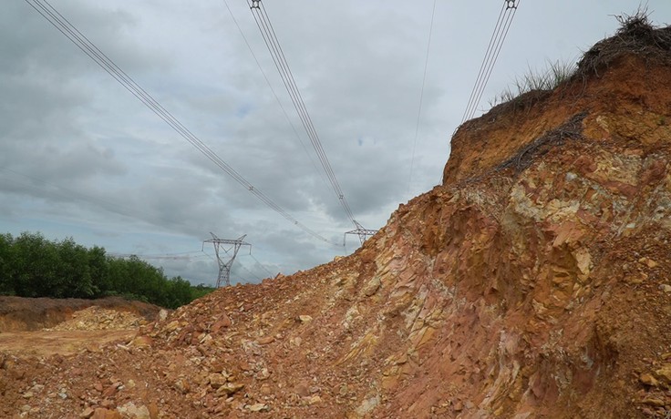 Nhức nhối nạn “đào đất trộm” lộng hành dưới đường dây điện cao thế ở Quảng Trị