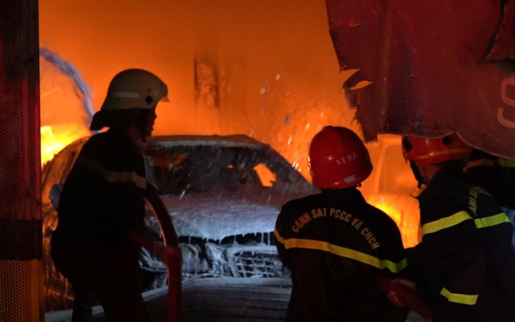 Cháy garage ô tô trên đường Trần Xuân Soạn: nhiều ô tô, xe máy bị hư hỏng