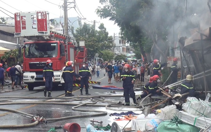 Cháy lớn cửa hàng điện gia dụng ở Q.Bình Tân, toàn bộ tài sản bị thiêu rụi