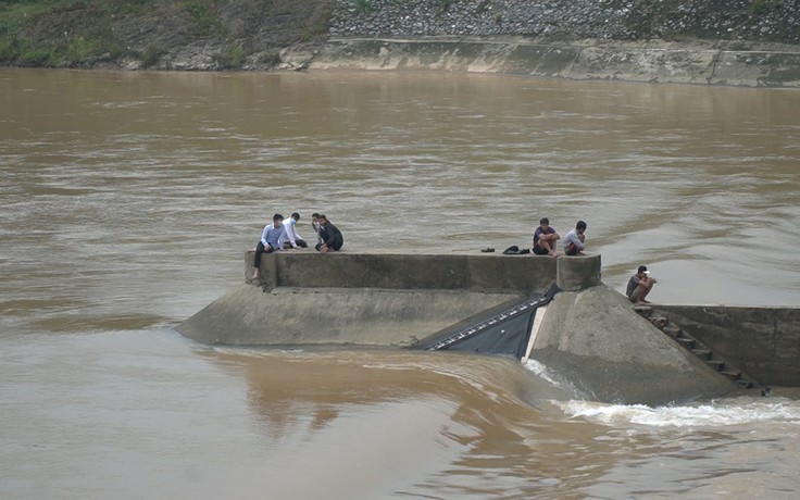 Giải cứu thành công Phó giám đốc Sở GTVT Quảng Trị cùng 6 người kẹt giữa sông Thạch Hãn