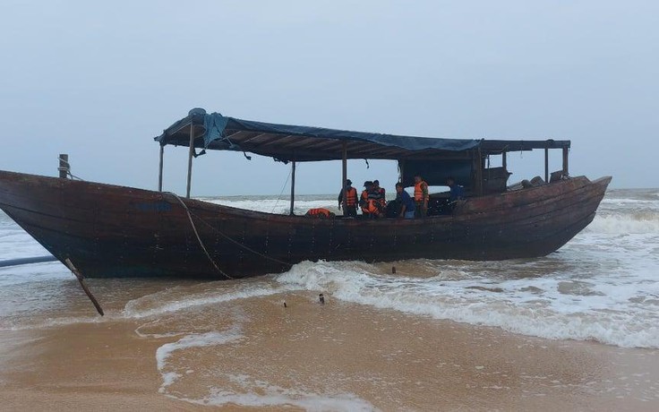 Tàu gỗ có ghi chữ Trung Quốc, không người lái, dạt vào bờ biển Quảng Trị