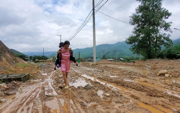 Lội bùn cõng con đến trường trên dự án hàng trăm tỉ ở Đà Nẵng