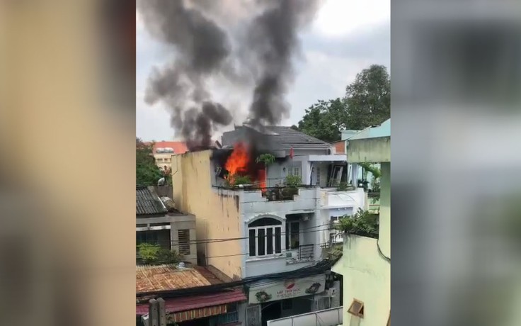 Cháy nhà 3 tầng kèm tiếng nổ làm náo loạn khu dân cư