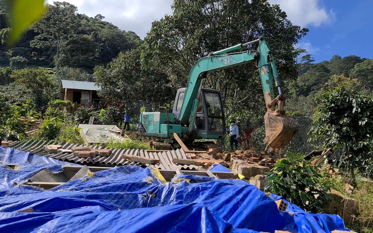 Tháo dỡ hàng loạt nhà xây không phép tại “làng biệt thự” dưới chân núi Voi
