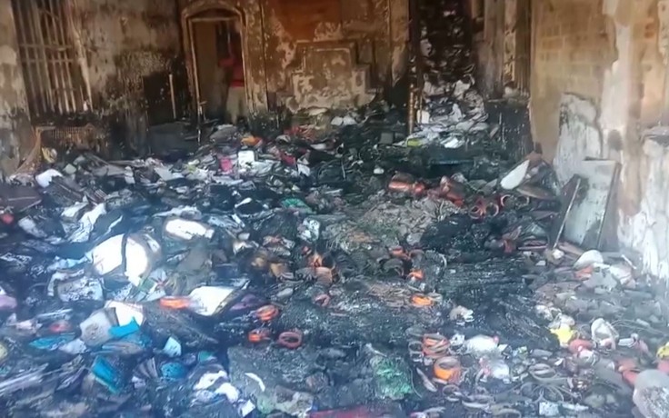 Sau tiếng nổ lớn, một nhà sách ở Bình Phước bị cháy rụi