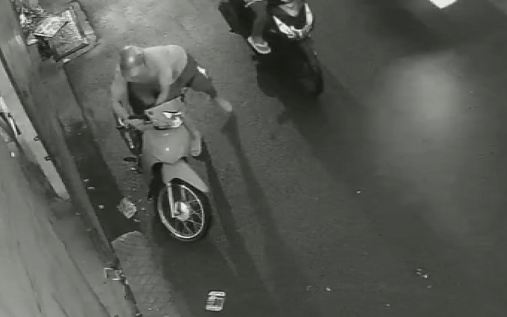 Trong nháy mắt, kẻ trộm bẻ khóa lấy mất xe máy của vợ chồng công nhân nghèo