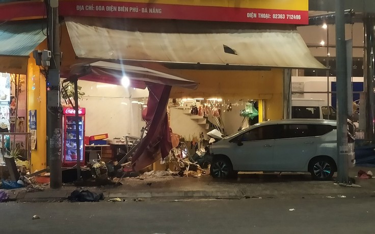 Kinh hoàng cảnh “ô tô điên” lao vào tiệm bánh mì ở Đà Nẵng