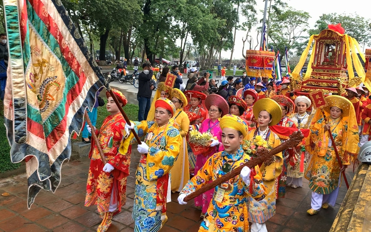 Hàng ngàn người đến Huế dự Lễ hội Điện Huệ Nam