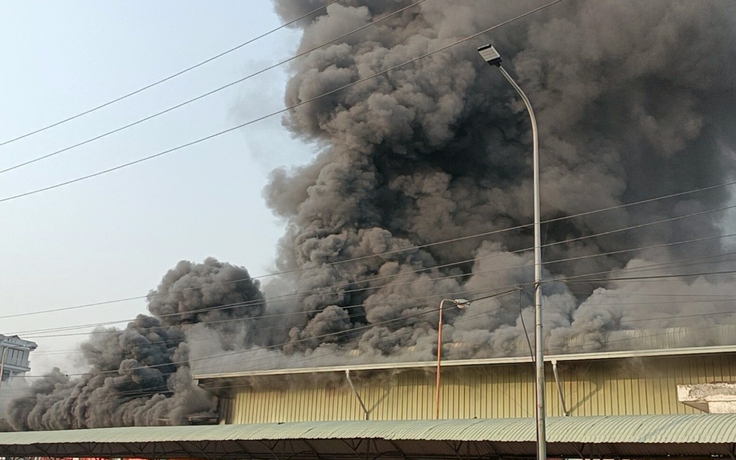 Cháy dữ dội tại công ty may ở Bắc Giang, nhiều tài sản bị thiêu rụi