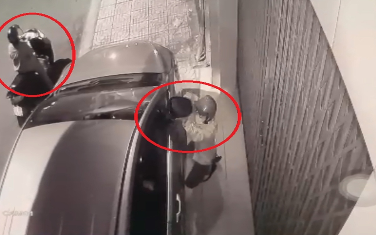 Ô tô đậu trước cửa nhà, cạnh trụ sở công an, bị trộm “vặt tai” trong 30 giây