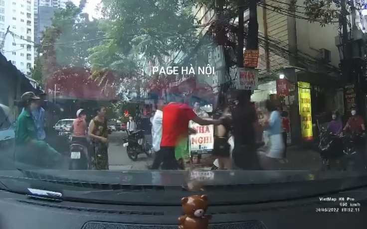 Nữ tài xế ô tô bị 2 người đàn ông tát, đấm, đá giữa phố Hà Nội