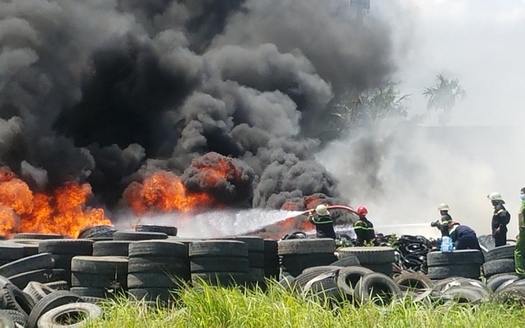 Khiếp đảm cảnh cháy xưởng lốp xe rộng cả nghìn mét vuông ở quận 12