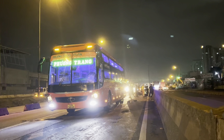 Xe khách tông người đi bộ tử vong trên Xa lộ Hà Nội
