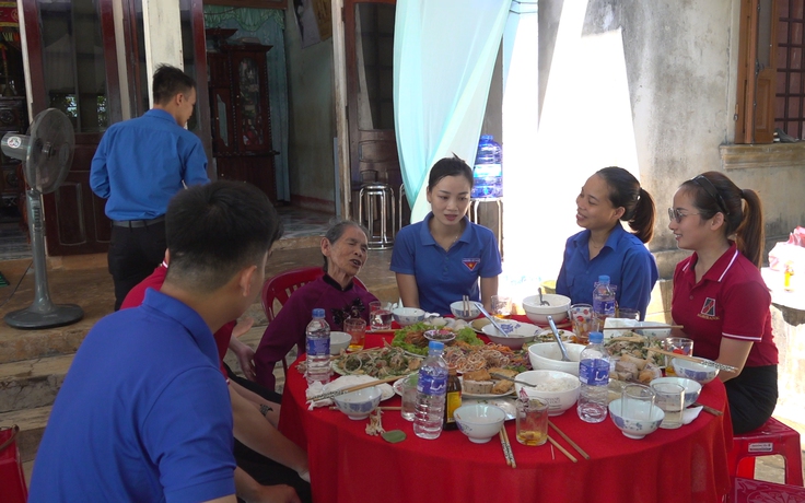Ấm lòng bữa cơm cùng Mẹ Việt Nam anh hùng tại Quảng Trị