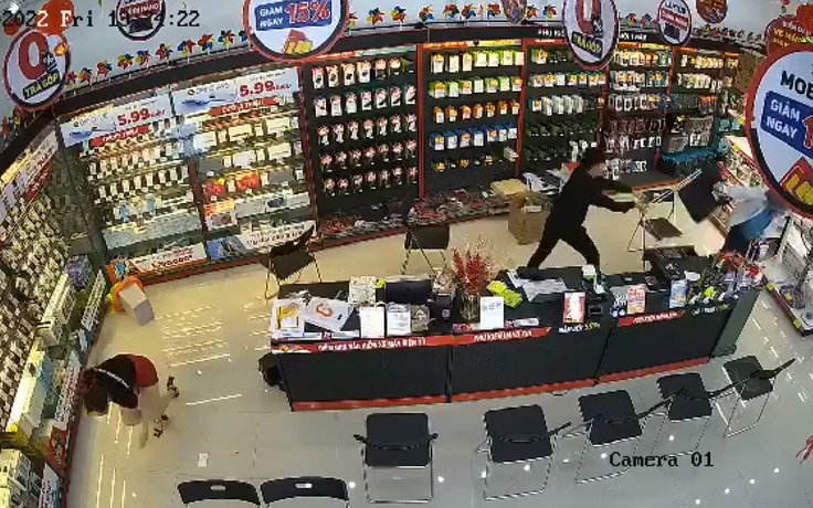 Nhân viên cửa hàng điện thoại dũng cảm cẩm ghế đuổi đánh cướp