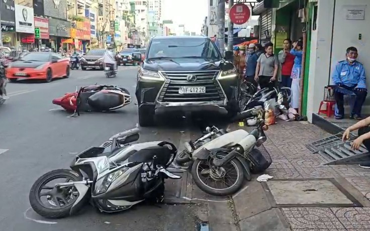 Xe Lexus tông hàng loạt xe máy trên đường phố Phú Nhuận