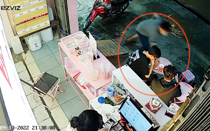 Phẫn nộ cảnh cướp giật, trộm điện thoại liên tiếp tại quán trà sữa ở Q.Tân Phú