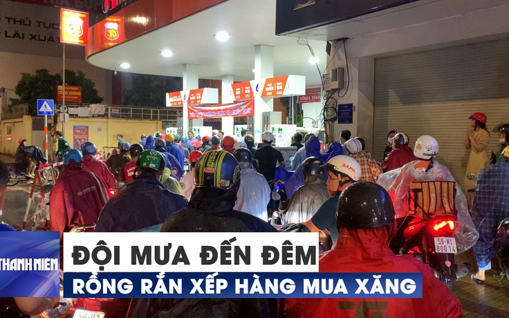 Người dân TP.HCM đội mưa đến đêm, rồng rắn xếp hàng mua xăng