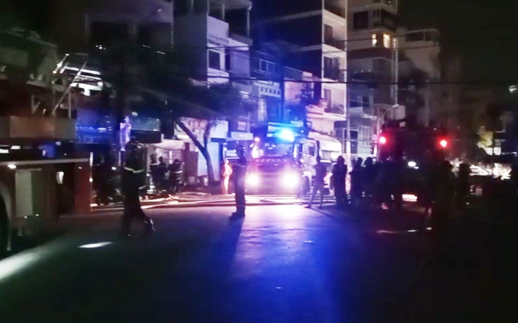 Sau tiếng nổ lớn, cửa hàng dán decal xe máy bốc cháy