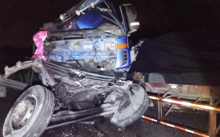 Xe đầu kéo tông xe đầu kéo trên cao tốc TP.HCM - Trung Lương, 3 người bị thương nặng
