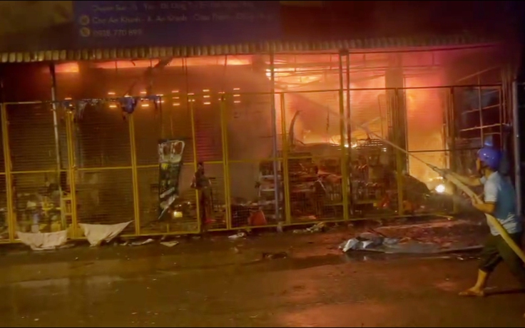Cửa hàng tạp hóa ở Đồng Tháp cháy lớn lúc rạng sáng khiến 3 người chết