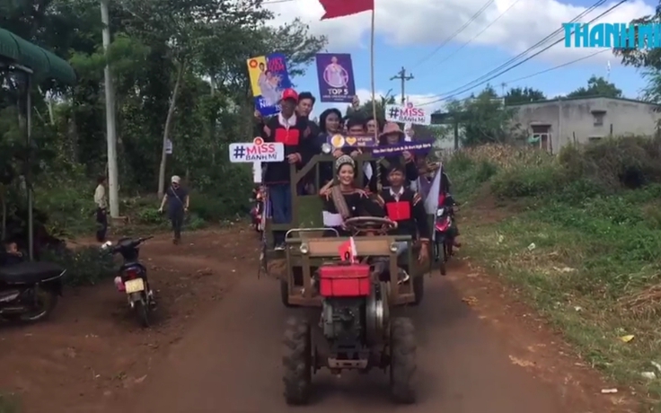 Cộng đồng mạng 'điêu đứng' vì H'Hen Niê lái 'siêu' xe Lambocongnong mui trần về làng