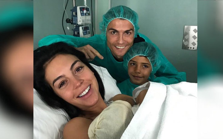 Bạn gái Ronaldo vừa hạ sinh con gái