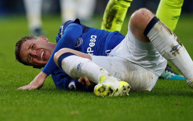 Cầu thủ Everton gãy chân vì cản cú sút của đối phương