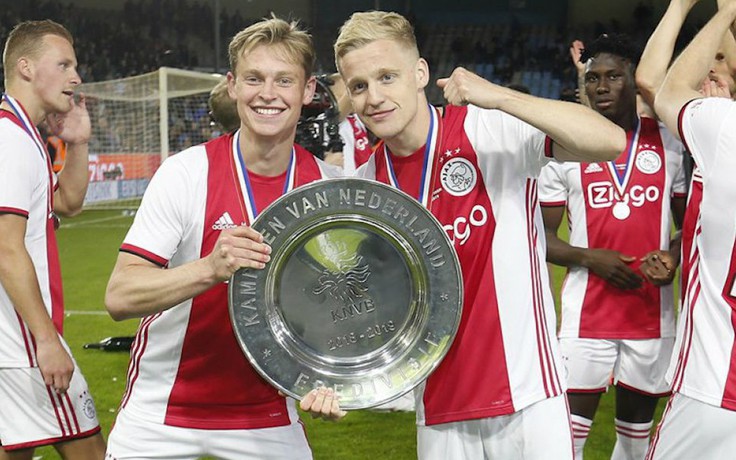 Frenkie de Jong nâng cao chức vô địch cùng Ajax trước khi đến Barcelona