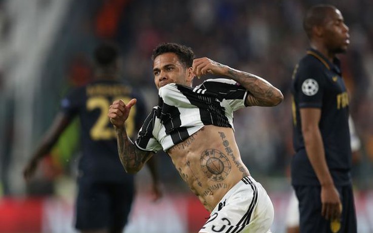 Cộng đồng mạng phấn khích với màn trình diễn của Dani Alves