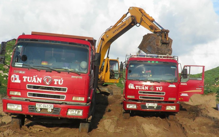 Doanh nghiệp khai thác đất trái phép phớt lờ biên bản đình chỉ khai thác