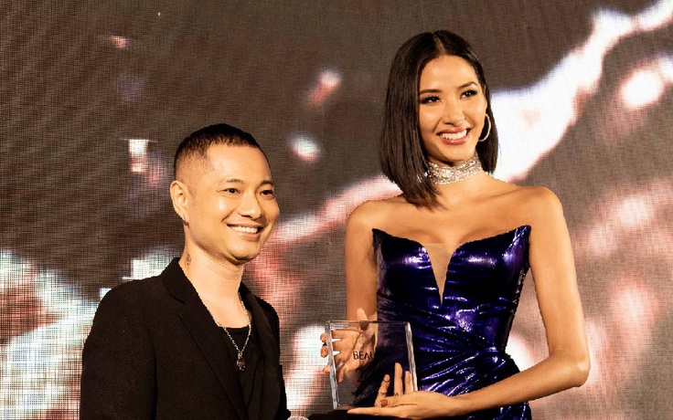 Hoàng Thùy diện váy cúp ngực nhận giải 'Best body of the year'