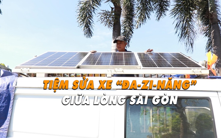 Ông già với tiệm sửa xe kiêm trạm sạc điện thoại miễn phí