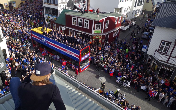Biển người chào đón những người hùng Iceland về nhà