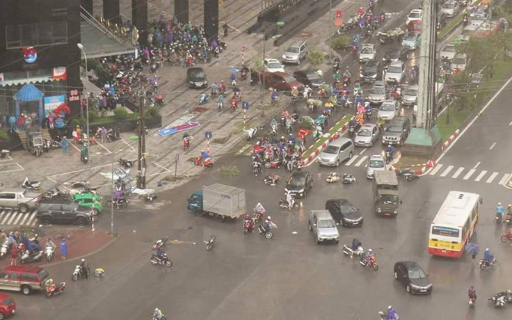 [VIDEO] Người dân kể lại cảnh 'Mễ Trì hỗn loạn' trong mưa bão Hà Nội