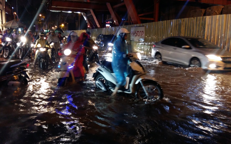Đường Hà Nội thành sông sau mưa 20 phút
