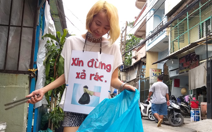 Cô gái đeo biển 'Xin đừng xả rác' đi khắp Sài Gòn