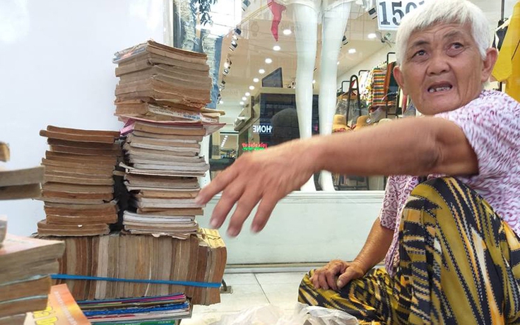 Cụ bà 'gàn dở' nhất Sài Gòn vừa bán vừa cho sách, không nhận tiền ‘tip’